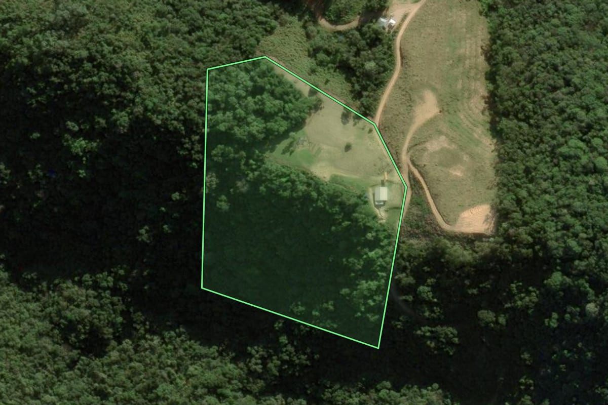 Imagem de satélite do imóvel rural em Anitápolis (SC), com o contorno declarado no CAR desenhado por cima.