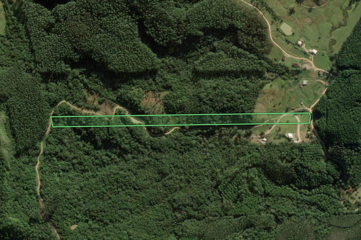 Imagem de satélite do imóvel rural em Anitápolis (SC), com o contorno declarado no CAR desenhado por cima.