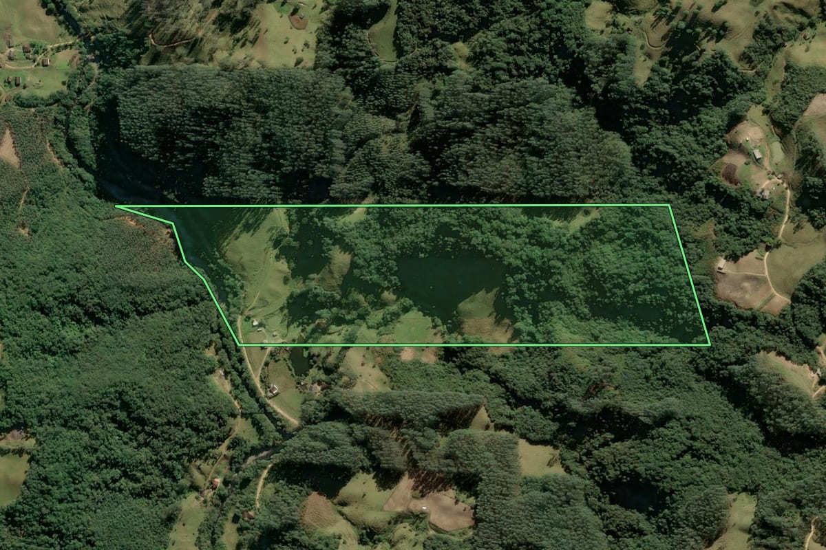 Imagem de satélite do imóvel rural em Anitápolis (SC), com o contorno declarado no CAR desenhado por cima.