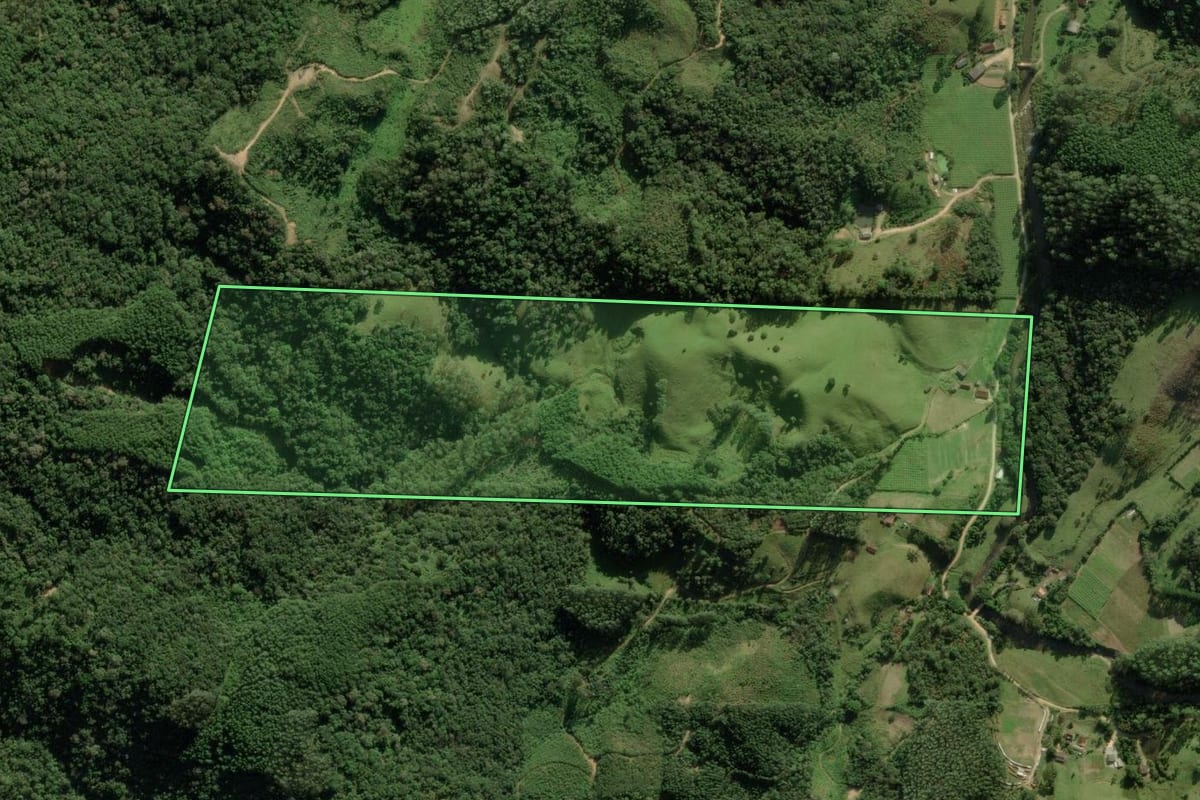 Imagem de satélite do imóvel rural em Anitápolis (SC), com o contorno declarado no CAR desenhado por cima.