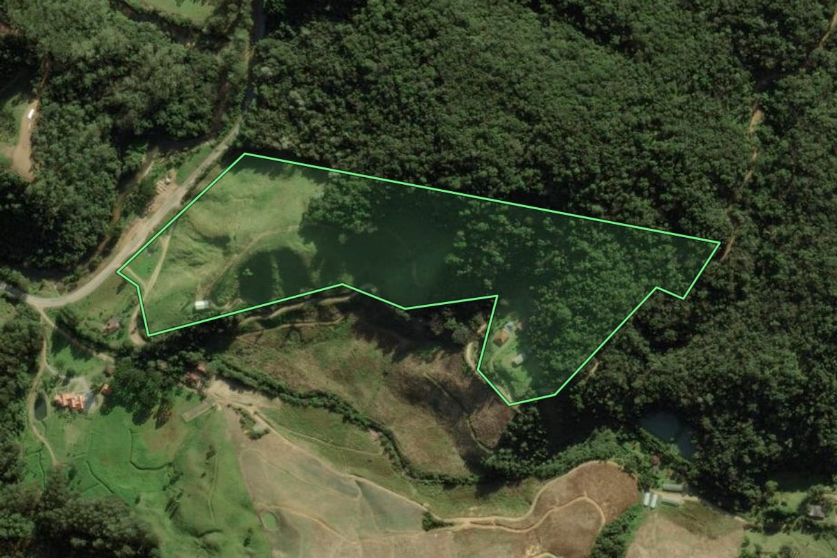 Imagem de satélite do imóvel rural em Anitápolis (SC), com o contorno declarado no CAR desenhado por cima.