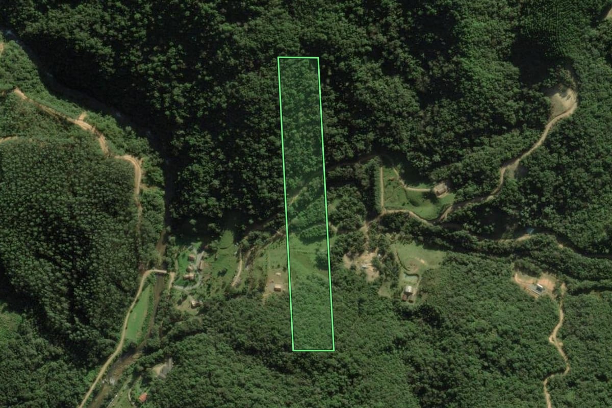 Imagem de satélite do imóvel rural em Anitápolis (SC), com o contorno declarado no CAR desenhado por cima.