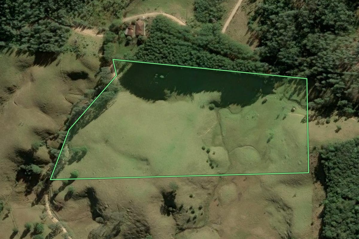 Imagem de satélite do imóvel rural em Anitápolis (SC), com o contorno declarado no CAR desenhado por cima.