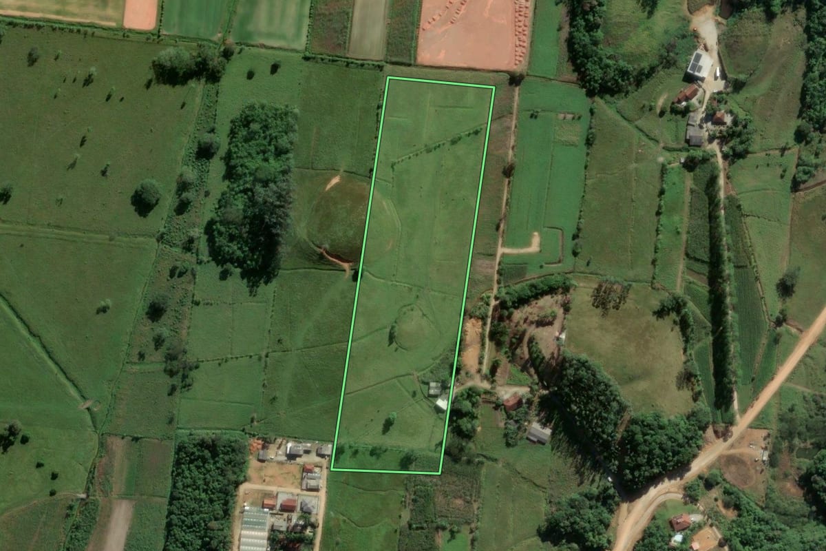 Imagem de satélite do imóvel rural em Antônio Carlos (SC), com o contorno declarado no CAR desenhado por cima.