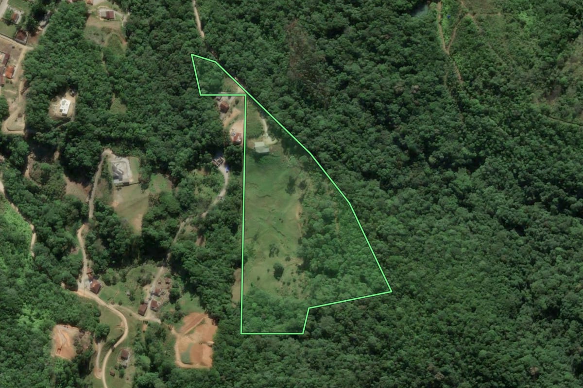 Imagem de satélite do imóvel rural em Antônio Carlos (SC), com o contorno declarado no CAR desenhado por cima.