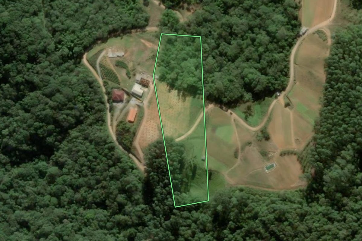 Imagem de satélite do imóvel rural em Antônio Carlos (SC), com o contorno declarado no CAR desenhado por cima.