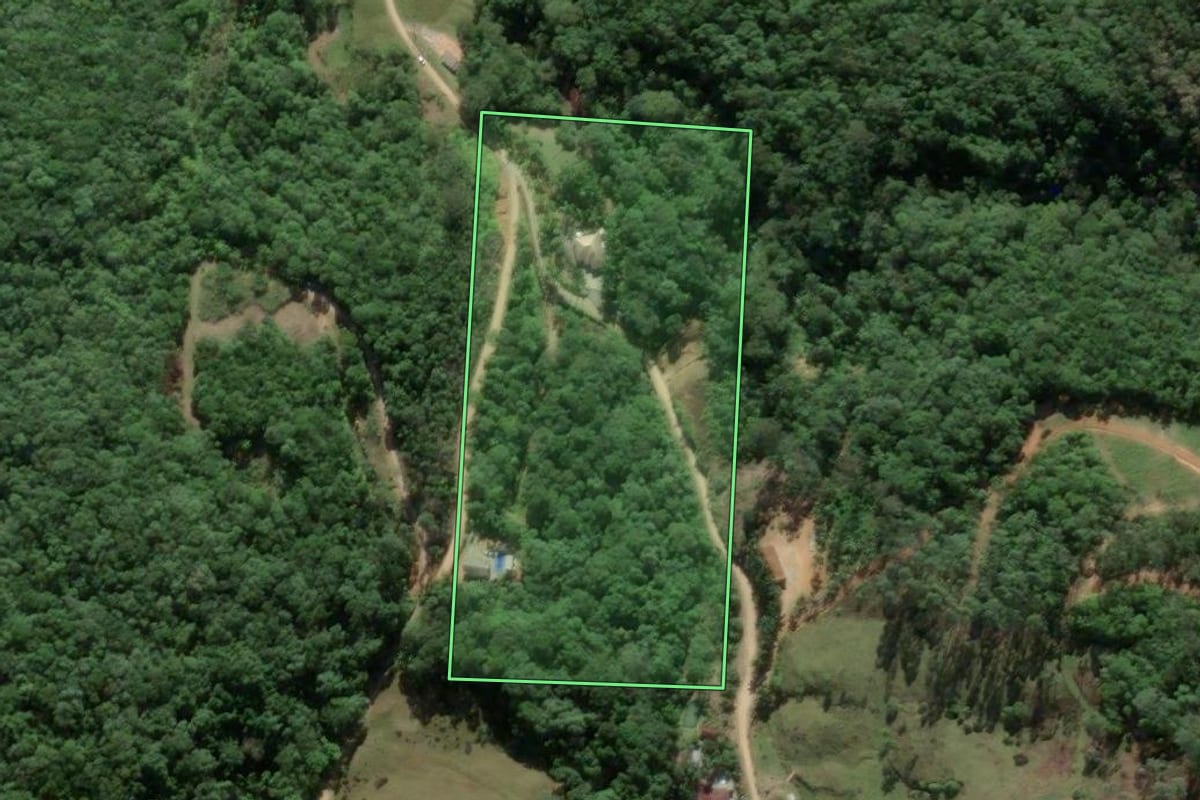 Imagem de satélite do imóvel rural em Antônio Carlos (SC), com o contorno declarado no CAR desenhado por cima.