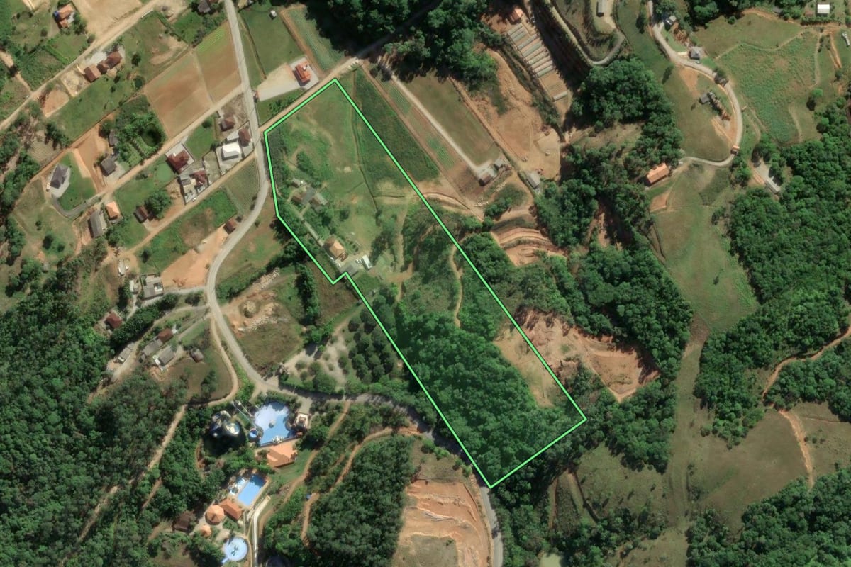 Imagem de satélite do imóvel rural em Antônio Carlos (SC), com o contorno declarado no CAR desenhado por cima.