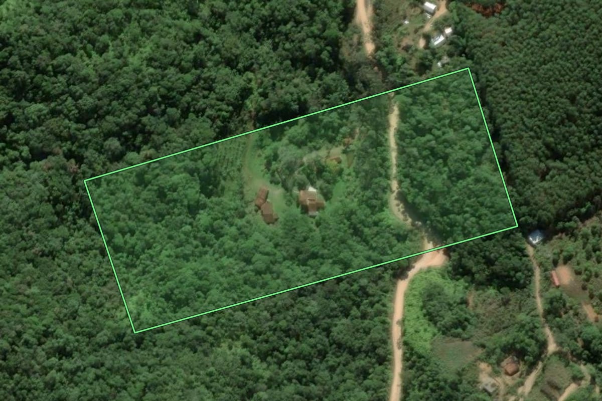 Imagem de satélite do imóvel rural em Antônio Carlos (SC), com o contorno declarado no CAR desenhado por cima.