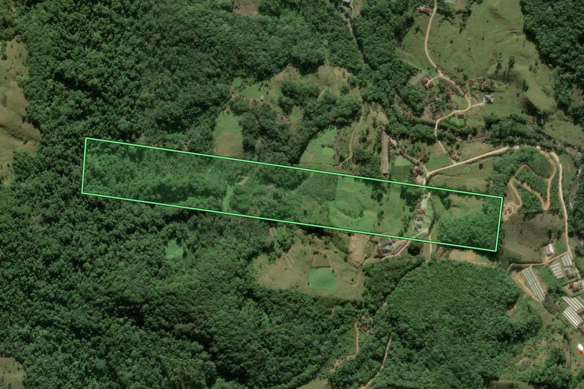 Imagem de satélite do imóvel rural em Antônio Carlos (SC), com o contorno declarado no CAR desenhado por cima.