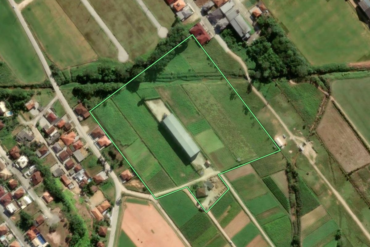 Imagem de satélite do imóvel rural em Antônio Carlos (SC), com o contorno declarado no CAR desenhado por cima.