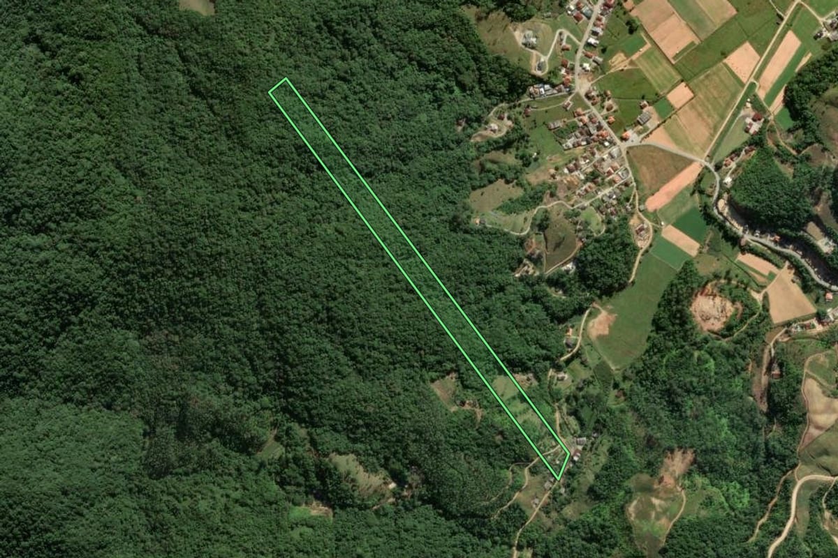 Imagem de satélite do imóvel rural em Antônio Carlos (SC), com o contorno declarado no CAR desenhado por cima.