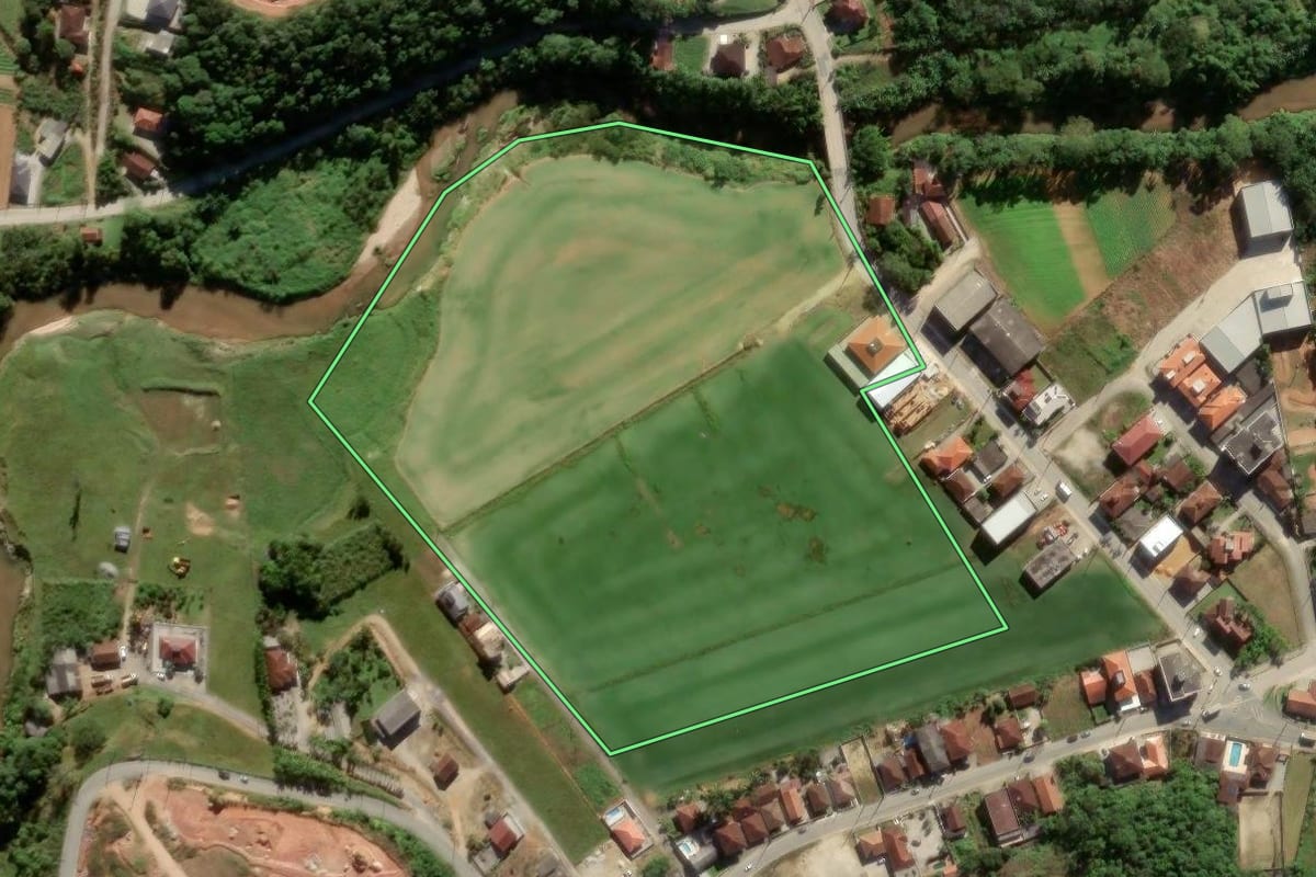Imagem de satélite do imóvel rural em Antônio Carlos (SC), com o contorno declarado no CAR desenhado por cima.
