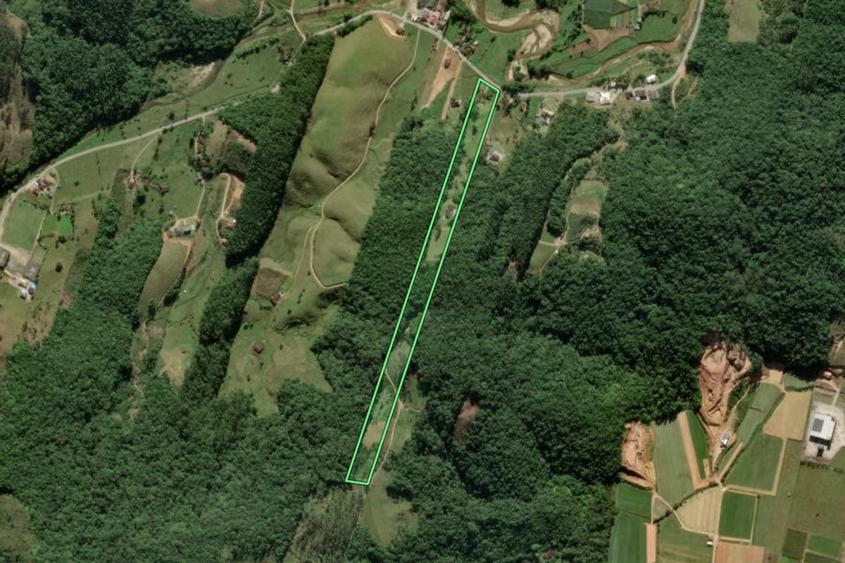Imagem de satélite do imóvel rural em Antônio Carlos (SC), com o contorno declarado no CAR desenhado por cima.