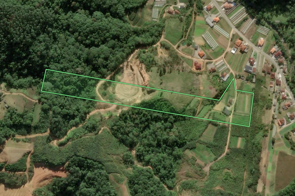 Imagem de satélite do imóvel rural em Antônio Carlos (SC), com o contorno declarado no CAR desenhado por cima.