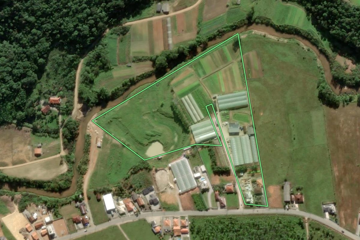 Imagem de satélite do imóvel rural em Antônio Carlos (SC), com o contorno declarado no CAR desenhado por cima.