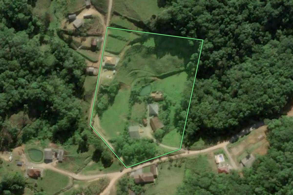 Imagem de satélite do imóvel rural em Antônio Carlos (SC), com o contorno declarado no CAR desenhado por cima.