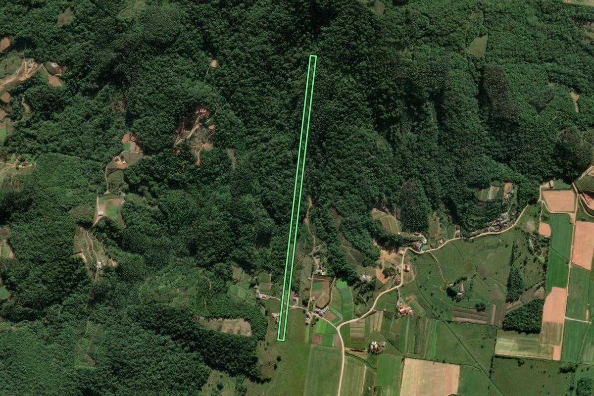 Imagem de satélite do imóvel rural em Antônio Carlos (SC), com o contorno declarado no CAR desenhado por cima.