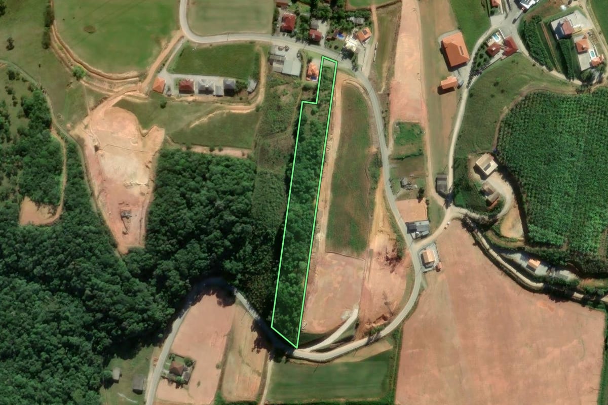 Imagem de satélite do imóvel rural em Antônio Carlos (SC), com o contorno declarado no CAR desenhado por cima.