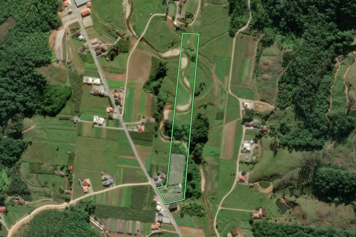 Imagem de satélite do imóvel rural em Antônio Carlos (SC), com o contorno declarado no CAR desenhado por cima.