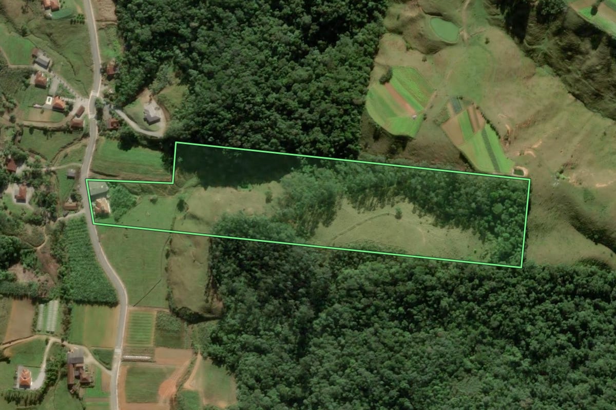 Imagem de satélite do imóvel rural em Antônio Carlos (SC), com o contorno declarado no CAR desenhado por cima.