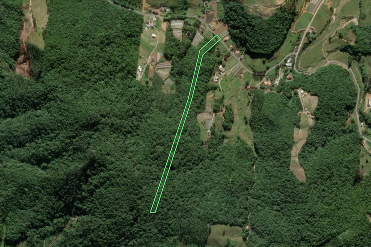 Imagem de satélite do imóvel rural em Antônio Carlos (SC), com o contorno declarado no CAR desenhado por cima.