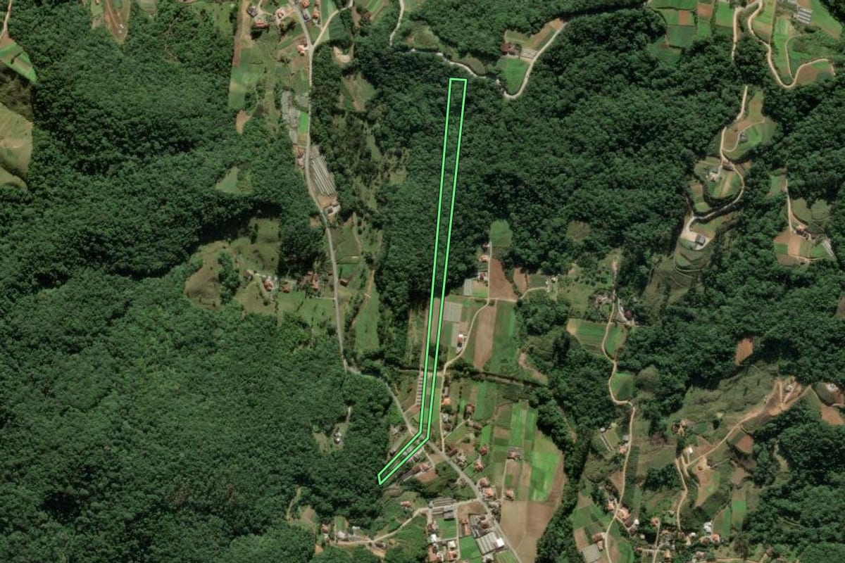 Imagem de satélite do imóvel rural em Antônio Carlos (SC), com o contorno declarado no CAR desenhado por cima.