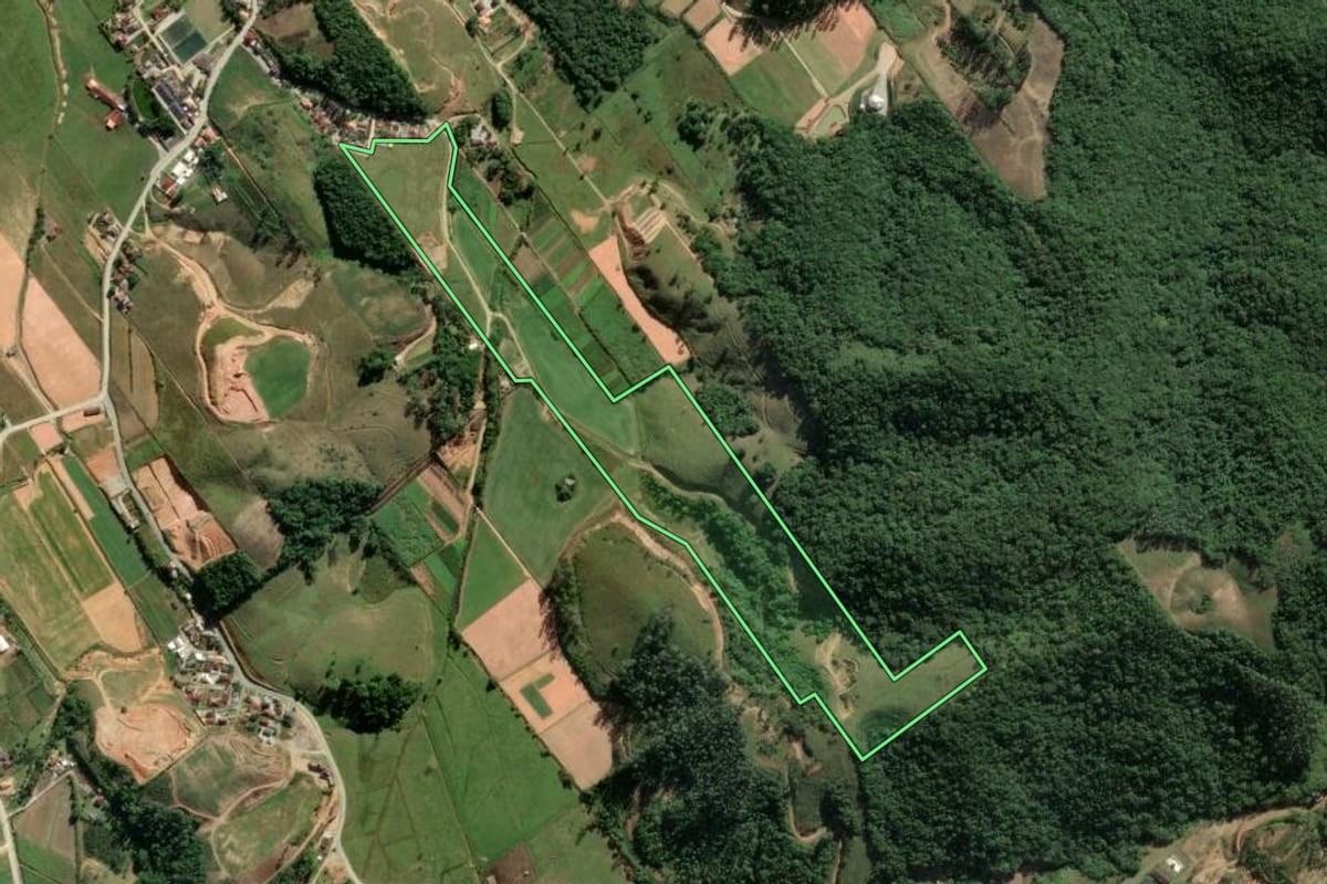 Imagem de satélite do imóvel rural em Antônio Carlos (SC), com o contorno declarado no CAR desenhado por cima.
