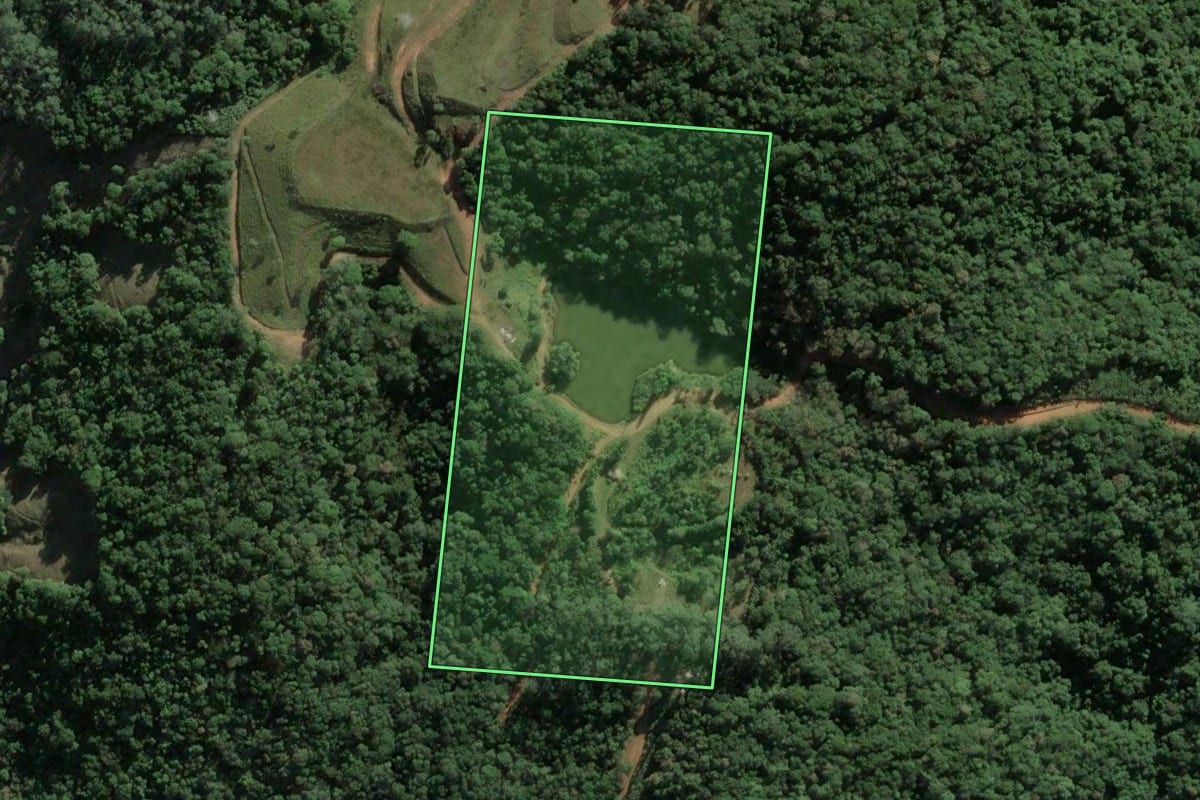 Imagem de satélite do imóvel rural em Antônio Carlos (SC), com o contorno declarado no CAR desenhado por cima.