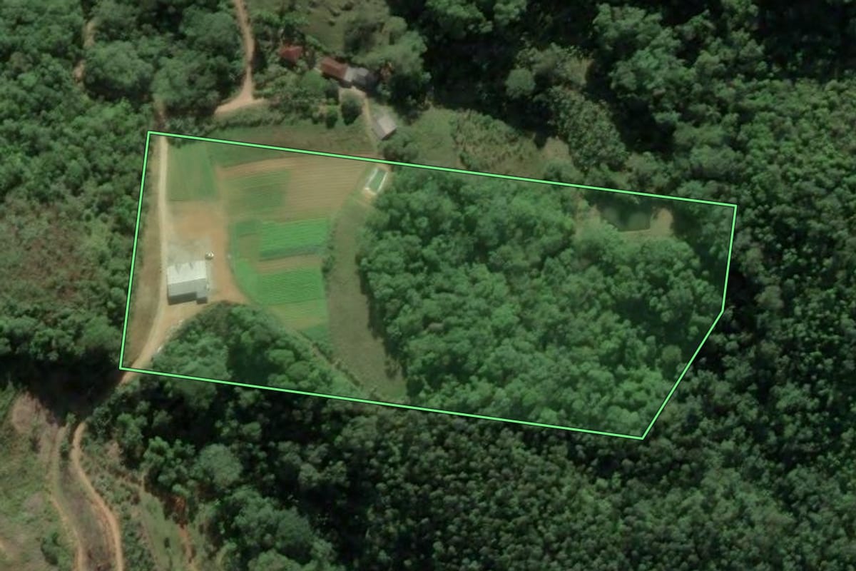 Imagem de satélite do imóvel rural em Antônio Carlos (SC), com o contorno declarado no CAR desenhado por cima.