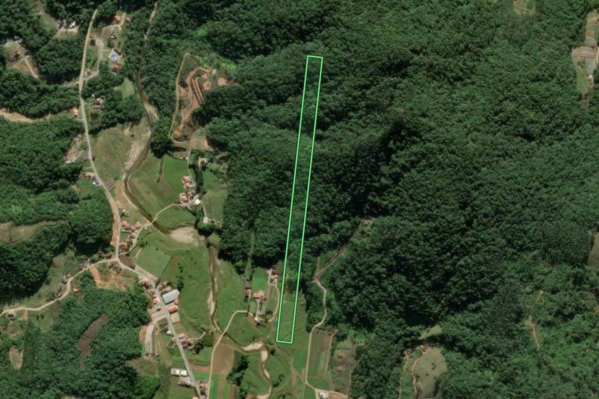 Imagem de satélite do imóvel rural em Antônio Carlos (SC), com o contorno declarado no CAR desenhado por cima.