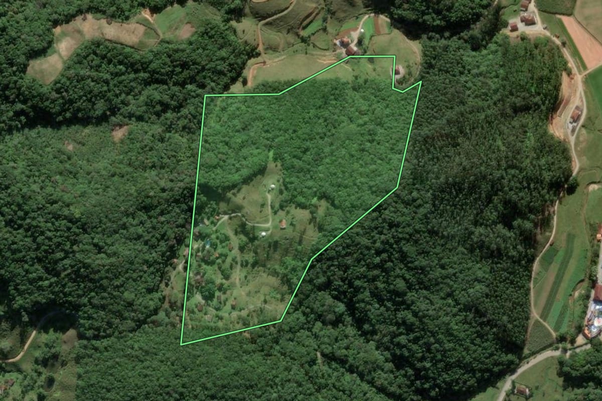 Imagem de satélite do imóvel rural em Antônio Carlos (SC), com o contorno declarado no CAR desenhado por cima.