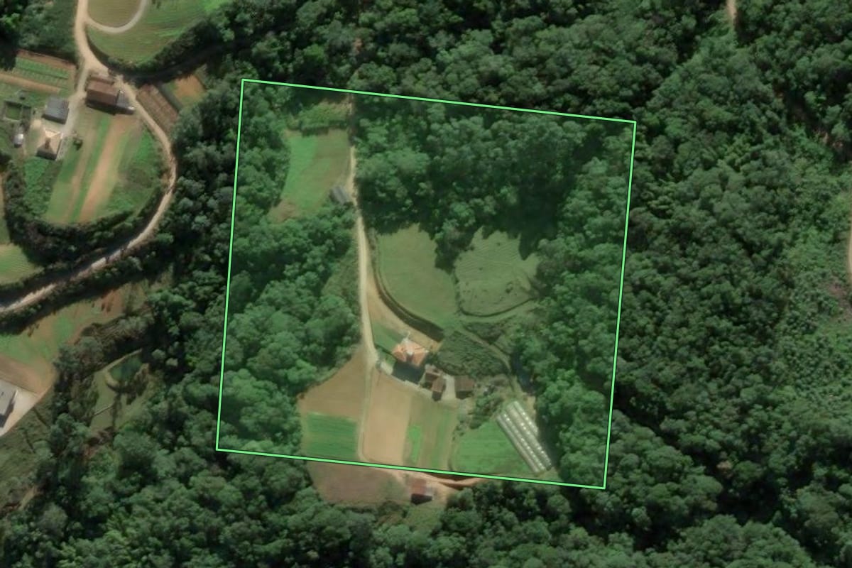 Imagem de satélite do imóvel rural em Antônio Carlos (SC), com o contorno declarado no CAR desenhado por cima.