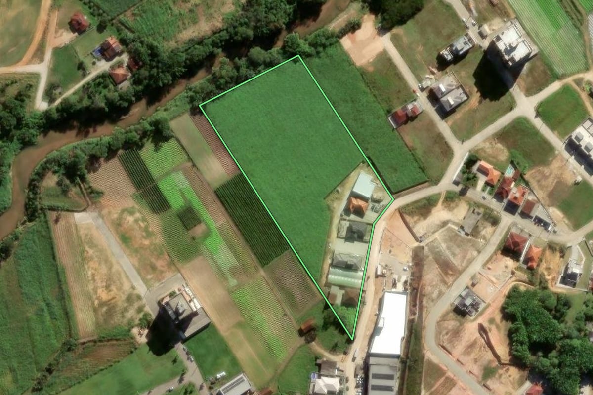 Imagem de satélite do imóvel rural em Antônio Carlos (SC), com o contorno declarado no CAR desenhado por cima.
