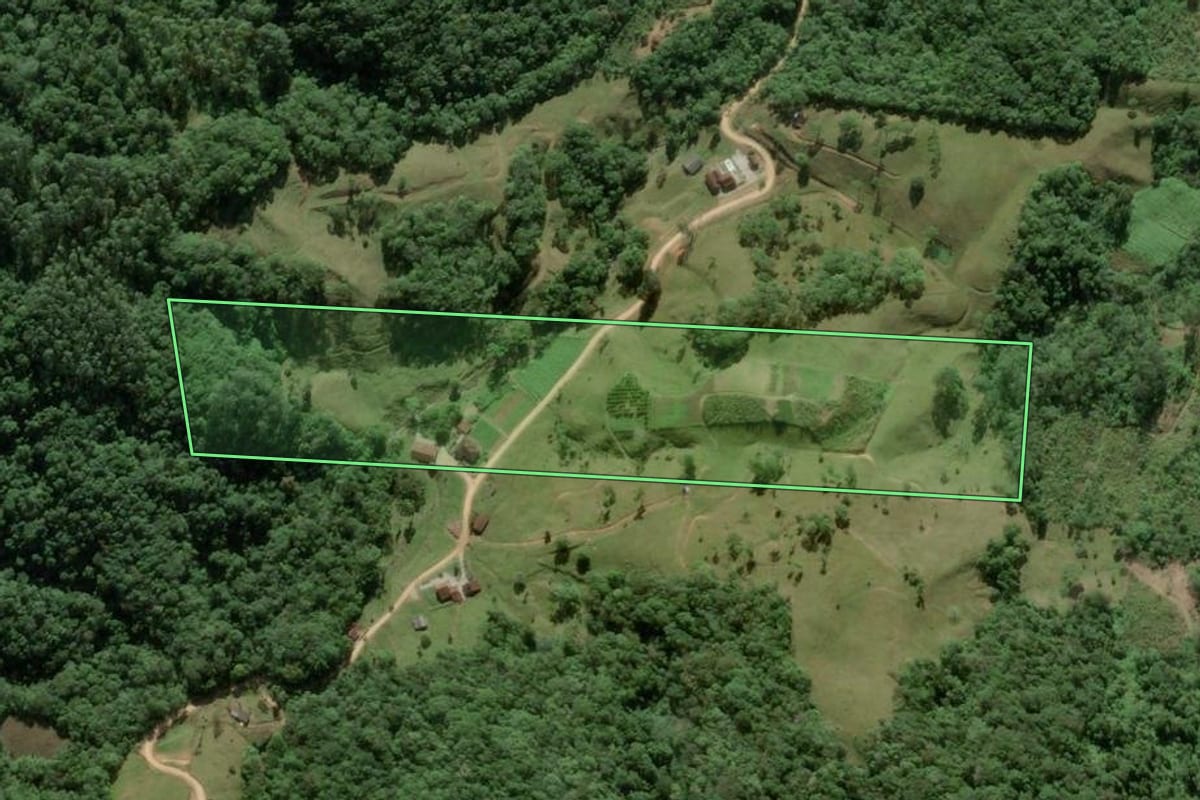 Imagem de satélite do imóvel rural em Antônio Carlos (SC), com o contorno declarado no CAR desenhado por cima.