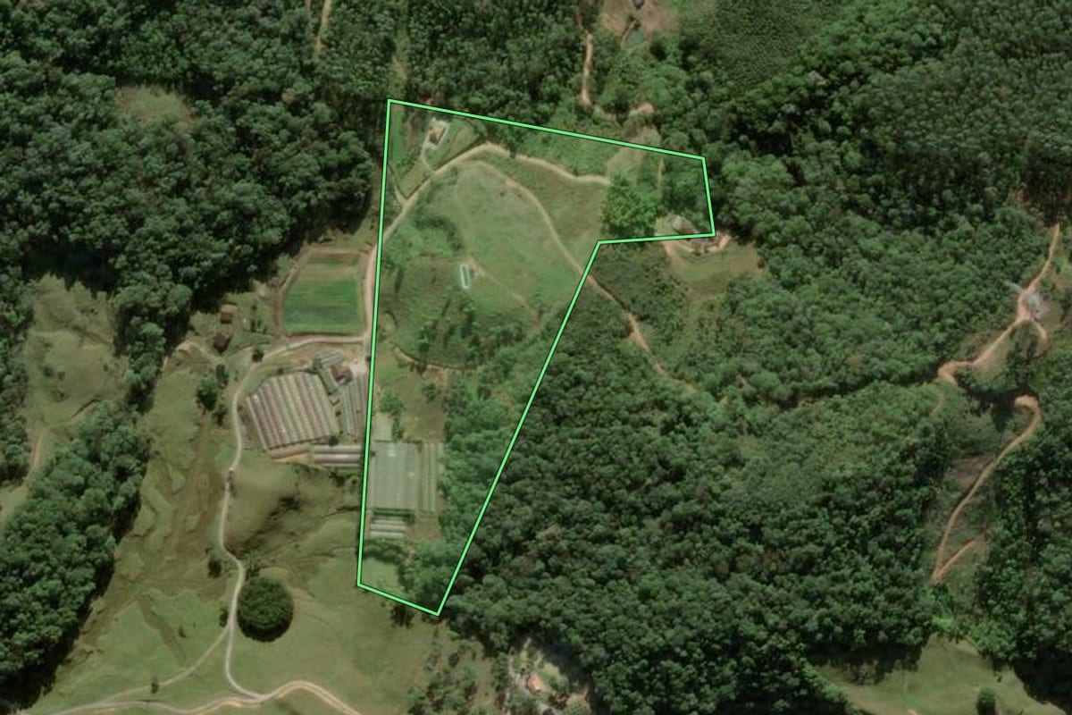 Imagem de satélite do imóvel rural em Antônio Carlos (SC), com o contorno declarado no CAR desenhado por cima.