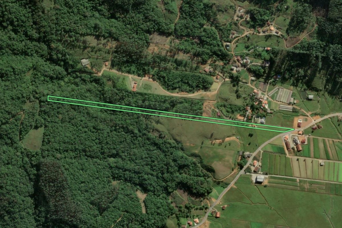 Imagem de satélite do imóvel rural em Antônio Carlos (SC), com o contorno declarado no CAR desenhado por cima.