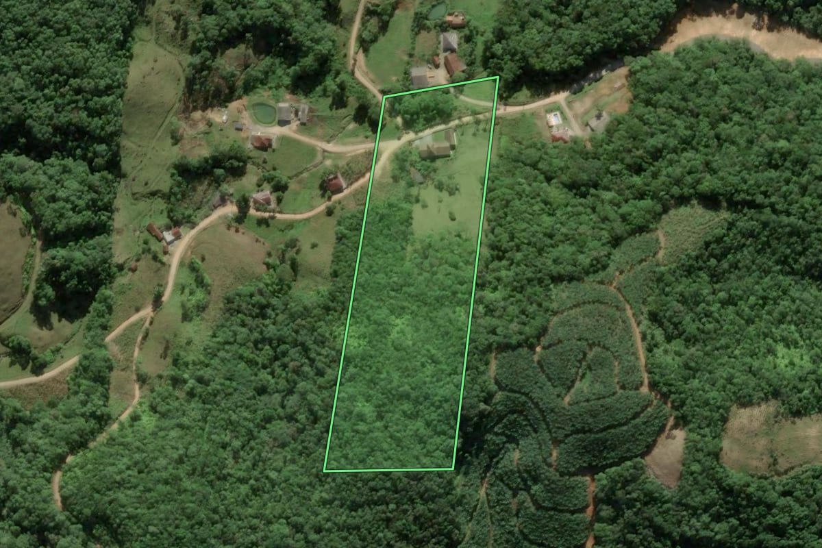 Imagem de satélite do imóvel rural em Antônio Carlos (SC), com o contorno declarado no CAR desenhado por cima.