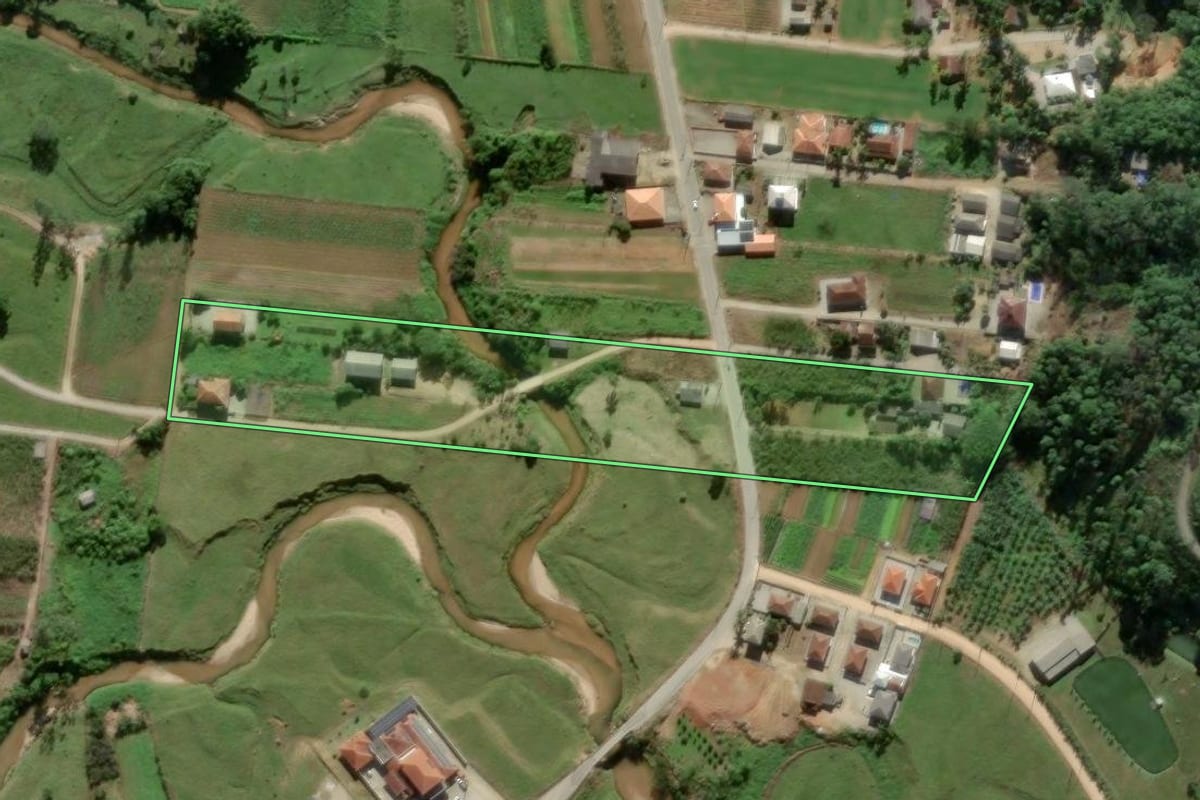 Imagem de satélite do imóvel rural em Antônio Carlos (SC), com o contorno declarado no CAR desenhado por cima.
