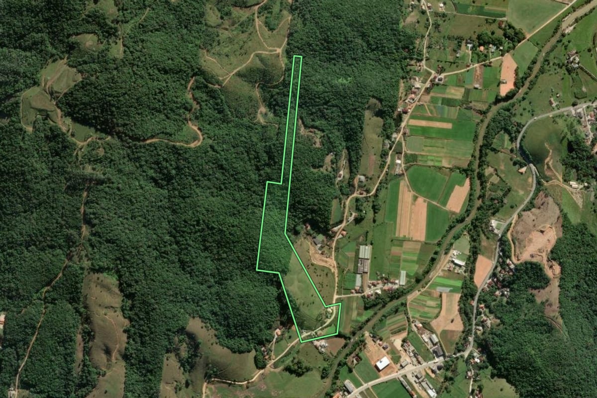 Imagem de satélite do imóvel rural em Antônio Carlos (SC), com o contorno declarado no CAR desenhado por cima.