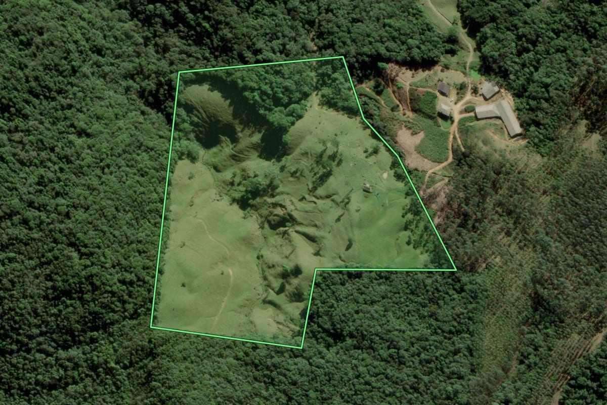 Imagem de satélite do imóvel rural em Antônio Carlos (SC), com o contorno declarado no CAR desenhado por cima.