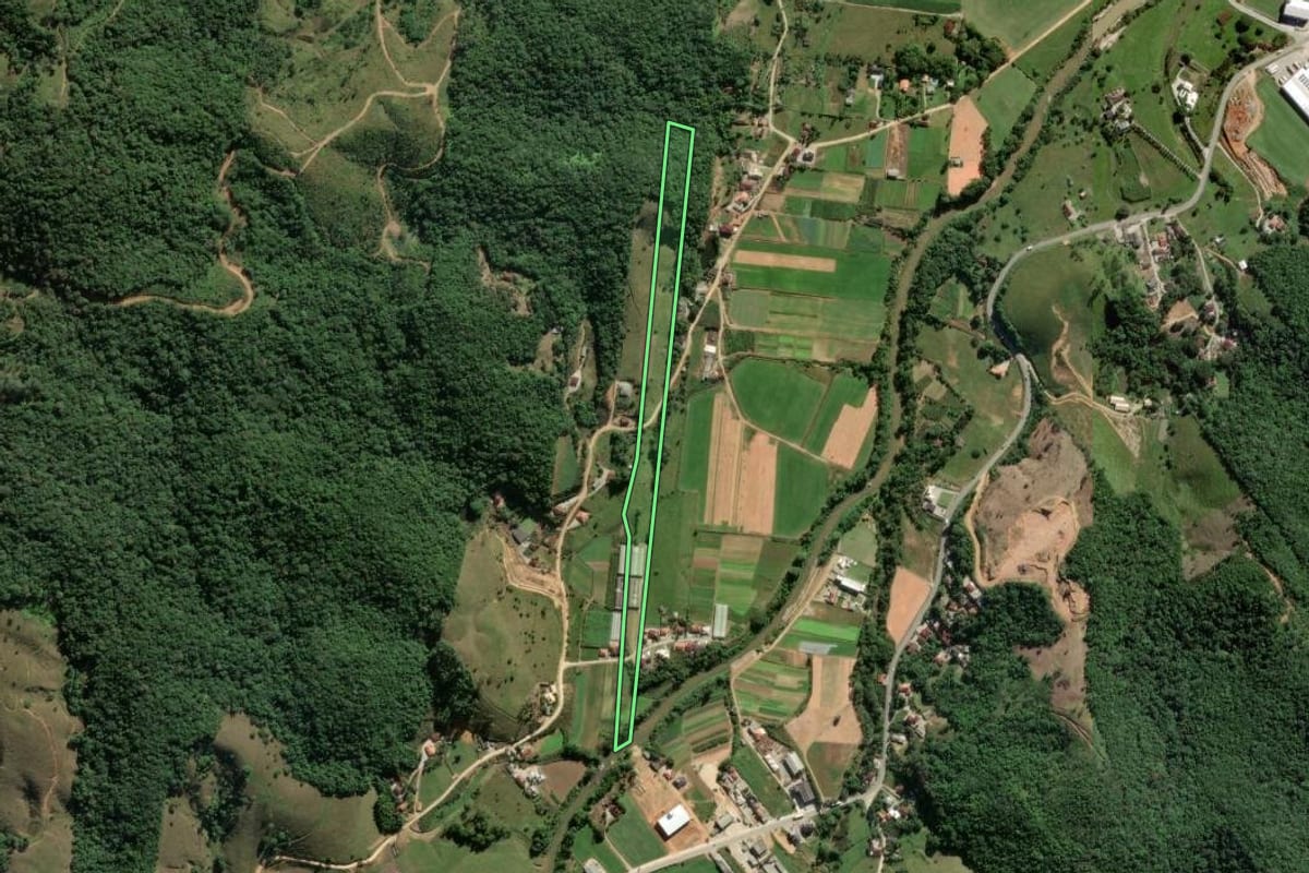Imagem de satélite do imóvel rural em Antônio Carlos (SC), com o contorno declarado no CAR desenhado por cima.