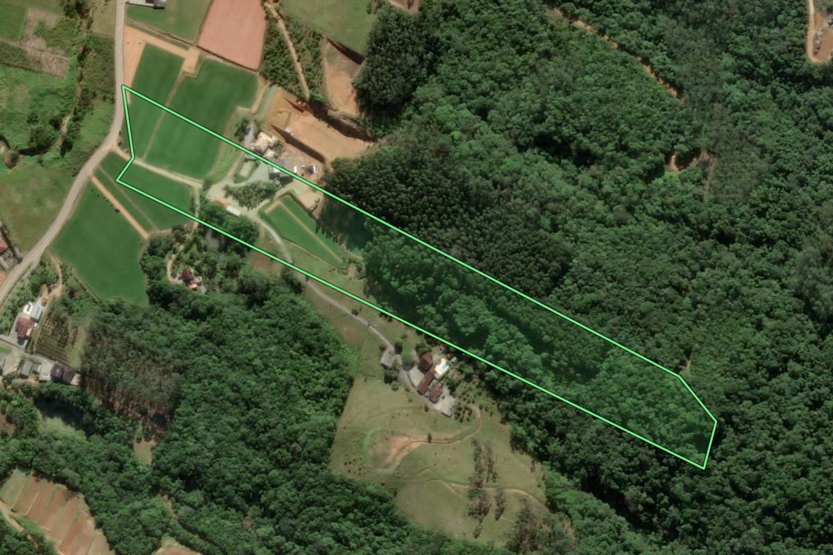 Imagem de satélite do imóvel rural em Antônio Carlos (SC), com o contorno declarado no CAR desenhado por cima.