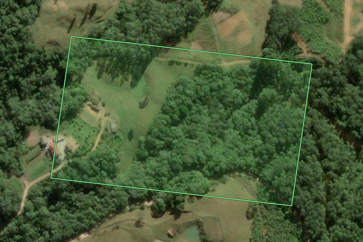 Imagem de satélite do imóvel rural em Antônio Carlos (SC), com o contorno declarado no CAR desenhado por cima.