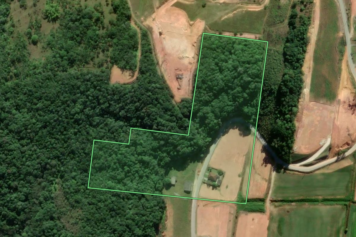 Imagem de satélite do imóvel rural em Antônio Carlos (SC), com o contorno declarado no CAR desenhado por cima.
