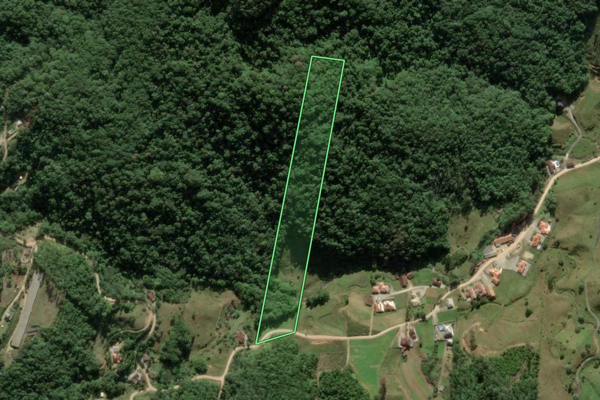 Imagem de satélite do imóvel rural em Antônio Carlos (SC), com o contorno declarado no CAR desenhado por cima.