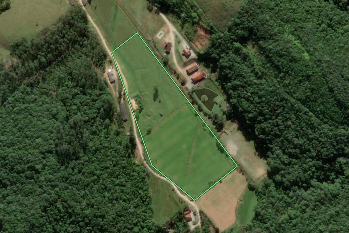 Imagem de satélite do imóvel rural em Antônio Carlos (SC), com o contorno declarado no CAR desenhado por cima.