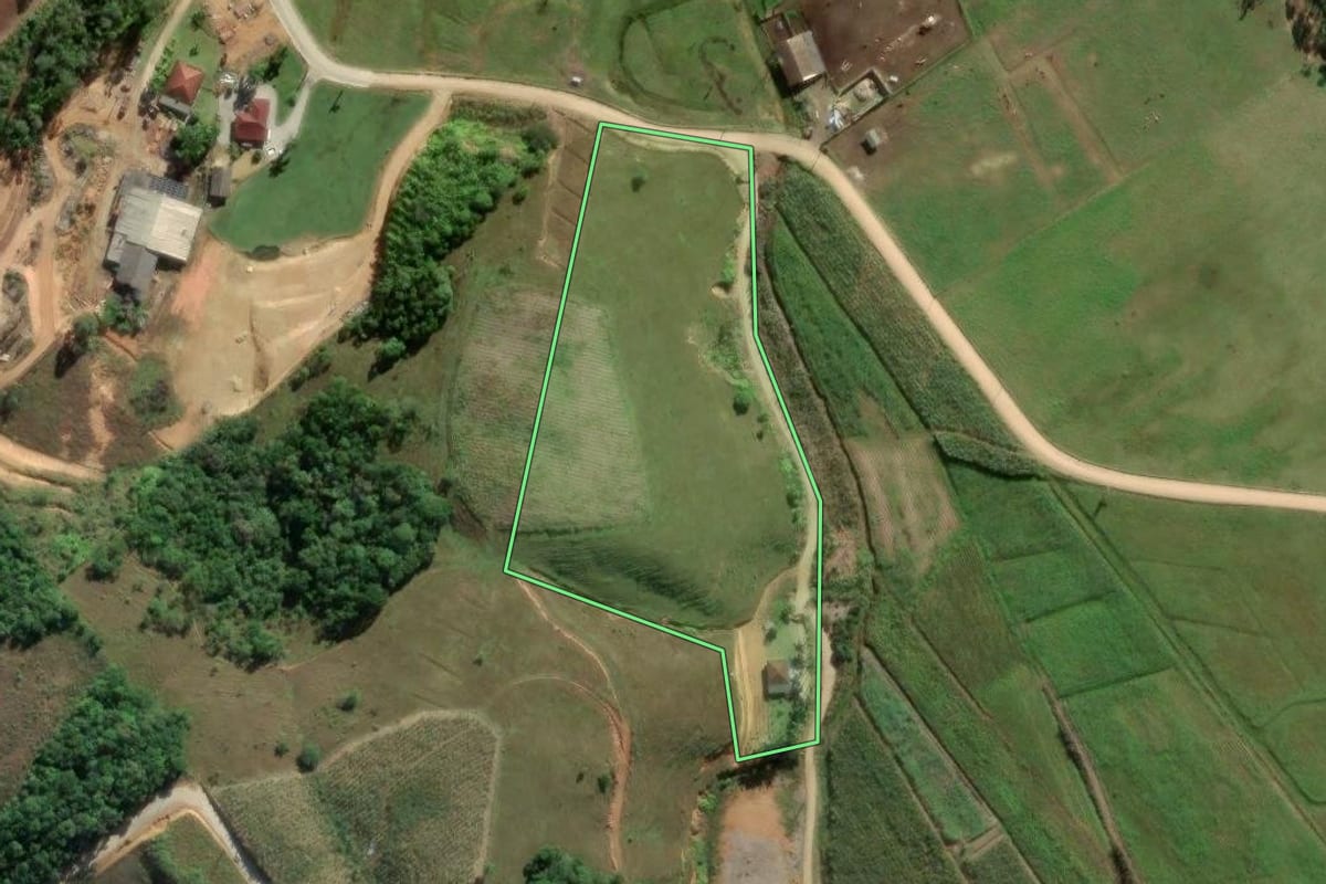 Imagem de satélite do imóvel rural em Antônio Carlos (SC), com o contorno declarado no CAR desenhado por cima.