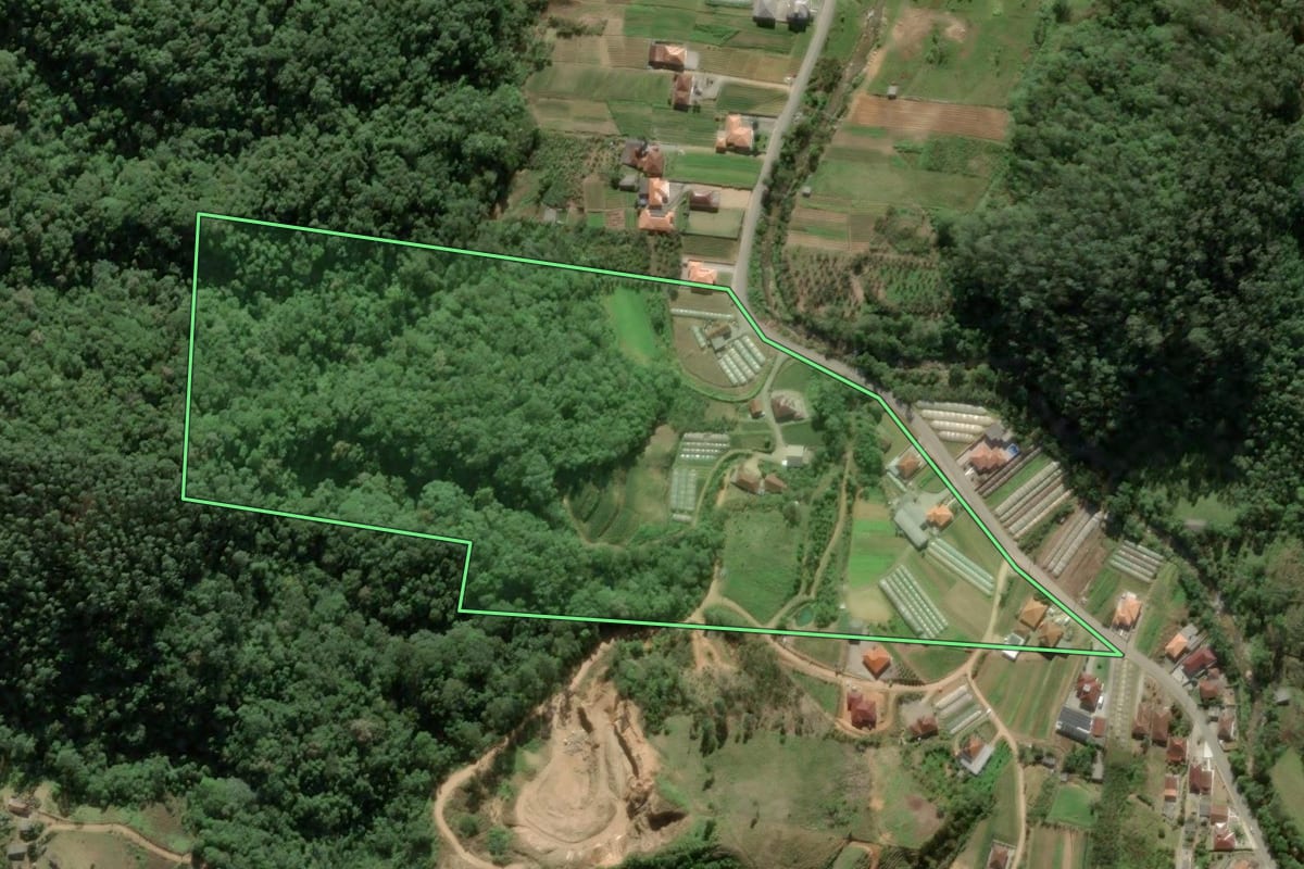 Imagem de satélite do imóvel rural em Antônio Carlos (SC), com o contorno declarado no CAR desenhado por cima.