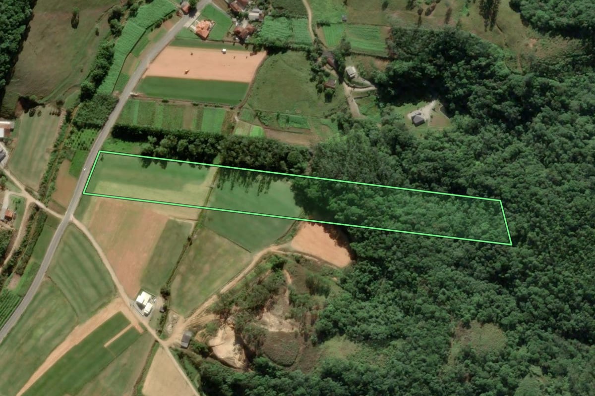 Imagem de satélite do imóvel rural em Antônio Carlos (SC), com o contorno declarado no CAR desenhado por cima.